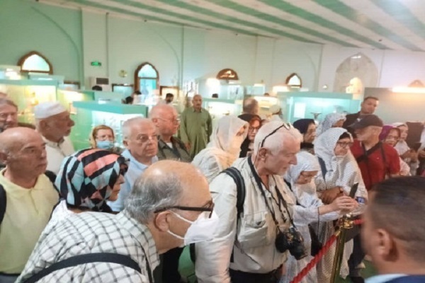 Griechische Touristen besuchen den Heiligen Schrein Imam Husseins (A.S.) in Kerbala