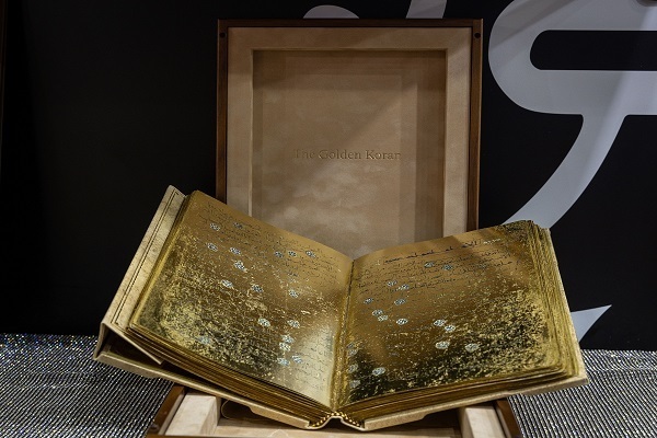 Präsentation eines Exemplars des Heiligen Korans geschrieben auf Blattgold auf der Sharjah Buchausstellung + Video