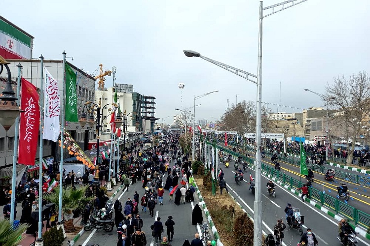 Iraner feiern mit Autokorso und wehenden Fahnen den 43. Jahrestags des Sieges der islamischen Revolution