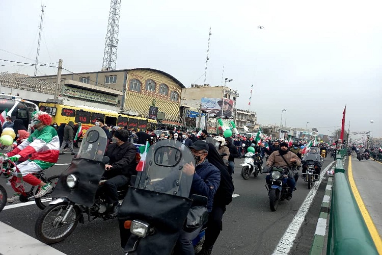 Iraner feiern mit Autokorso und wehenden Fahnen den 43. Jahrestags des Sieges der islamischen Revolution