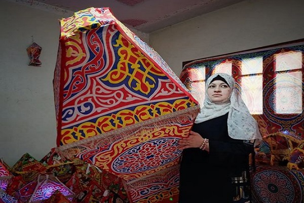 Palästinensische Lady produziert Laternen zum Begruß des Monats Ramadan + Fotos