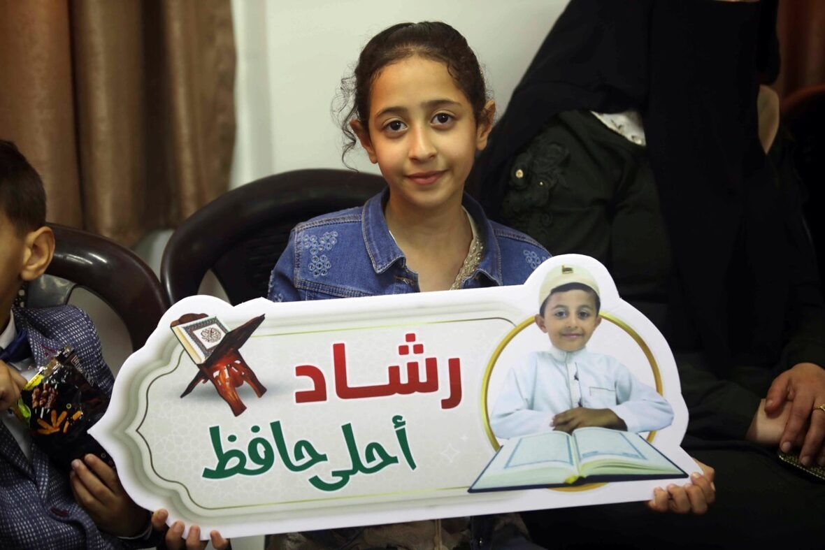 Achtjähriges Kind in Gaza hat den gesamten Koran auswendig gelernt + Foto