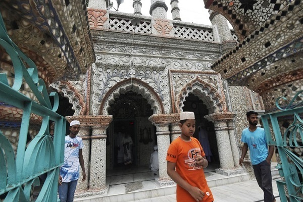 Touristenattraktion in Bangladesch: Moschee mit 32 Minaretten + Video und Fotos