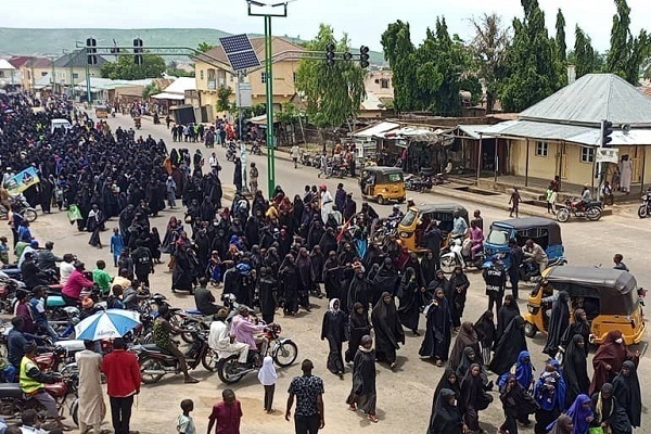 Nigerianische Polizei schießt auf Hussaini-Trauer / 6 Märtyrer + Fotos