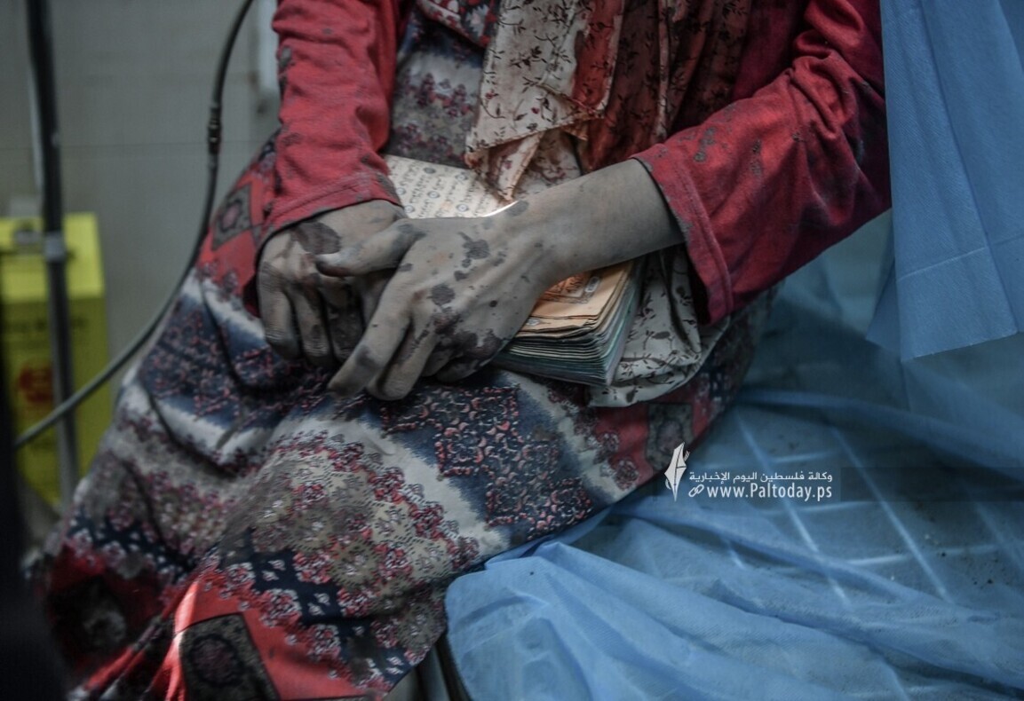 Die Palästinenserin, die unter der Bombardierung des Gazastreifens stand, ließ den Koran nicht los + Fotos