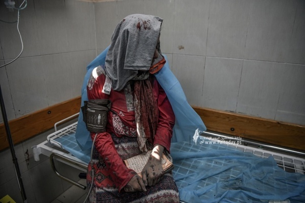 Die Palästinenserin, die unter der Bombardierung des Gazastreifens stand, ließ den Koran nicht los + Fotos