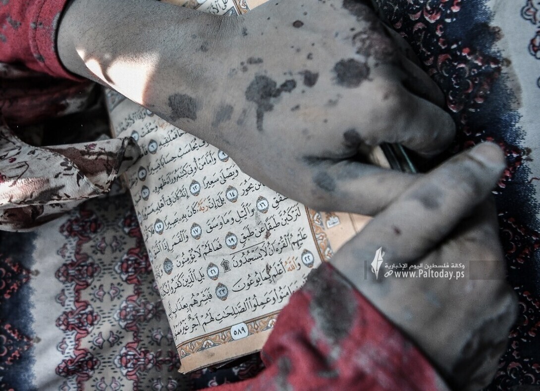 Die Palästinenserin, die unter der Bombardierung des Gazastreifens stand, ließ den Koran nicht los + Fotos
