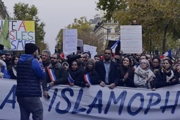 Muslime verurteilten Schändung einer Moschee und des Korans in London