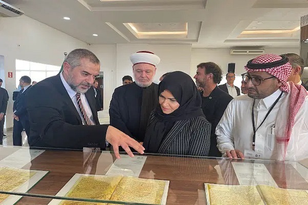 Brasilianische Tourismusministerin mit islamischem Kopftuch bei der Koranausstellung + Foto