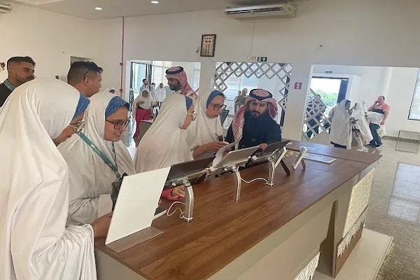 Brasilianische Tourismusministerin mit islamischem Kopftuch bei der Koranausstellung + Foto