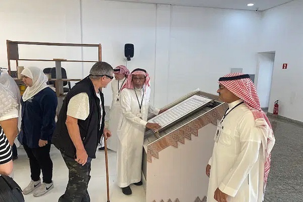 Brasilianische Tourismusministerin mit islamischem Kopftuch bei der Koranausstellung + Foto