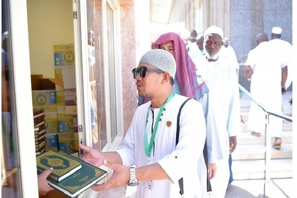 Hadschpilger besuchen Korandruckkomplex in Medina