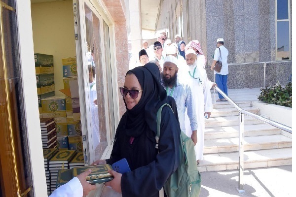 Hadschpilger besuchen Korandruckkomplex in Medina