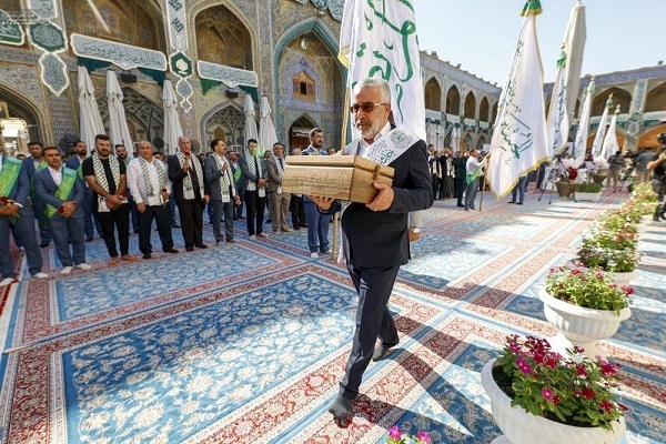 Zum Ghadir-Fest wurde eine weiße Fahne auf Kuppel des Heiligtums von Imam Ali (as.) gehisst + Bilder