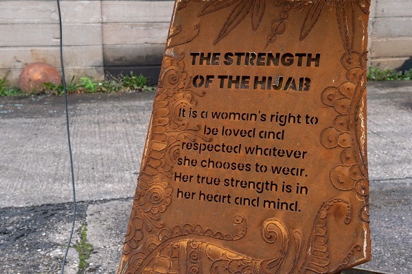 Installation der „Power of Hijab“-Statue in England