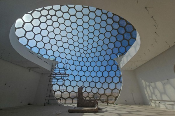 Bau einer Moschee mit Glaskuppel in Sharjah, Vereinigte Arabische Emirate