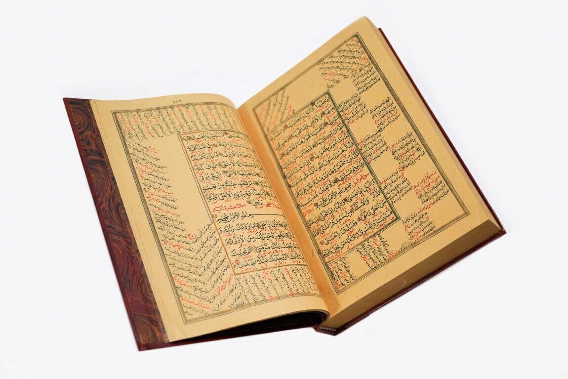 Durchführung einer Ausstellung mit Manuskkripten in koranähnlicher Schrift in Tatarstan