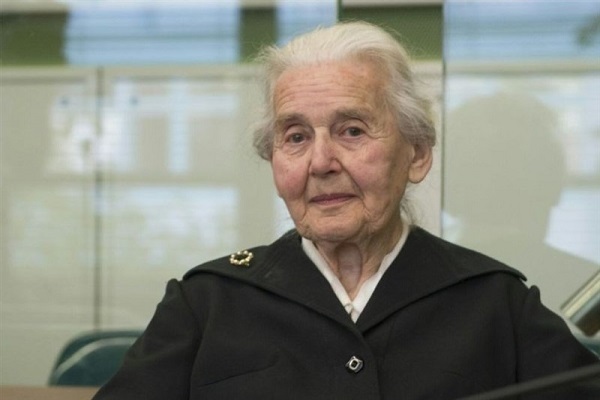 Deutsche Autorin, die Holocaust verleugnet, gestorben + Biografie