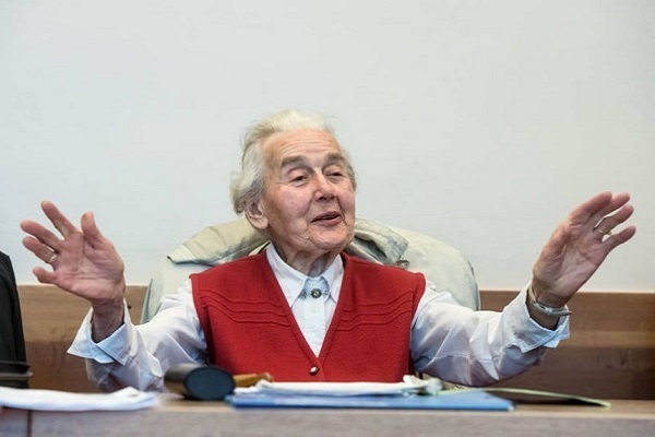 Deutsche Autorin, die Holocaust verleugnet, gestorben + Biografie