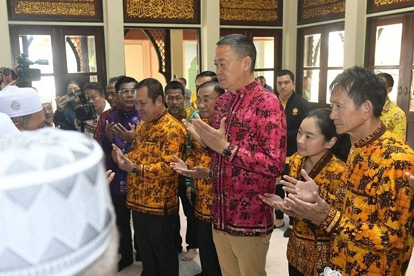 Besuch des thailändischen Premierministers im Aufbewahrungszentrum des antiken Exemplars des Korans + Fotos