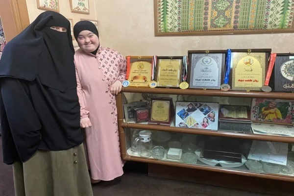 Erste, die den Koran auswendig lernte trotz Down-Syndrom in Jordanien + Foto