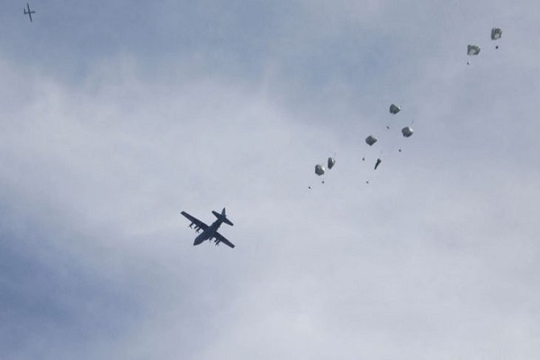 Alles regnet vom Himmel von Gaza! Von Bomben über Lebensmittel bis hin zu Medikamenten
