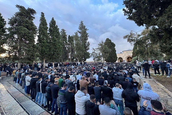 Festgebet des Fastenbrechens in der Al-Aqsa-Moschee mit Anwesenheit Tausender Palästinenser + Video und Fotos