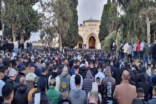 Festgebet des Fastenbrechens in der Al-Aqsa-Moschee mit Anwesenheit Tausender Palästinenser + Video und Fotos