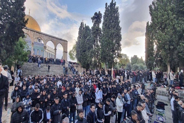 Festgebet des Fastenbrechens in der Al-Aqsa-Moschee mit Anwesenheit Tausender Palästinenser + Video und Fotos