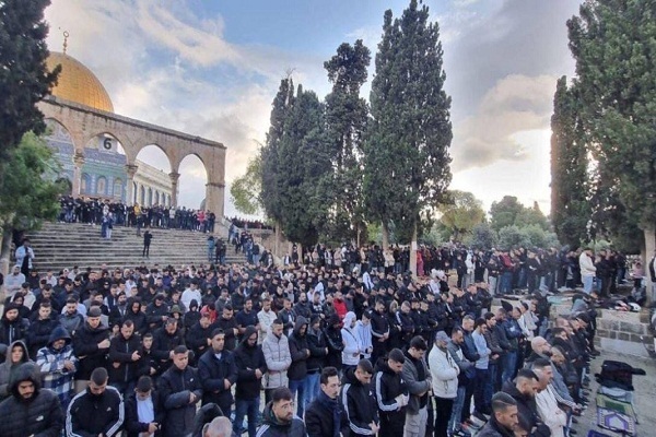 Festgebet des Fastenbrechens in der Al-Aqsa-Moschee mit Anwesenheit Tausender Palästinenser + Video und Fotos