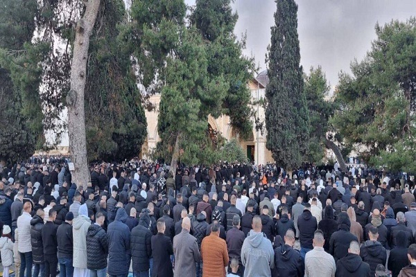 Festgebet des Fastenbrechens in der Al-Aqsa-Moschee mit Anwesenheit Tausender Palästinenser + Video und Fotos