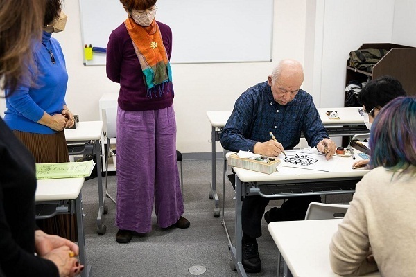 Kreativität des japanischen Künstlers beim Schreiben von Koranversen und Namen Gottes + Fotos
