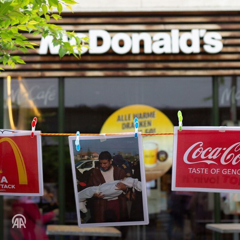 Demonstration von Palästina-Anhängern vor McDonald's-Filialen in den Niederlanden + Fotos