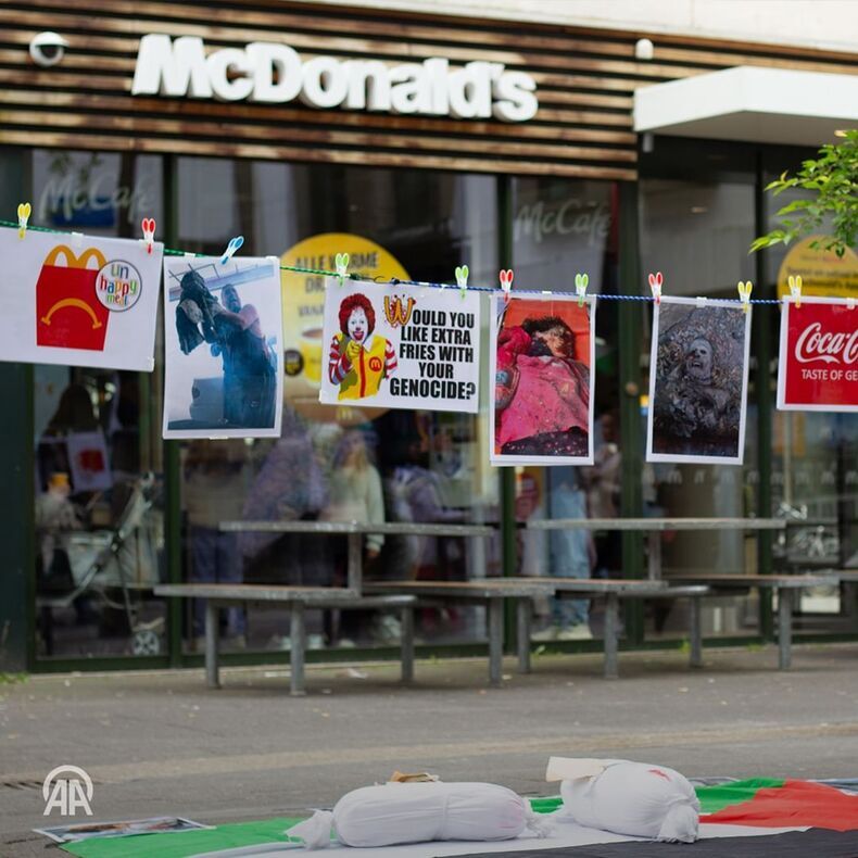 Demonstration von Palästina-Anhängern vor McDonald's-Filialen in den Niederlanden + Fotos