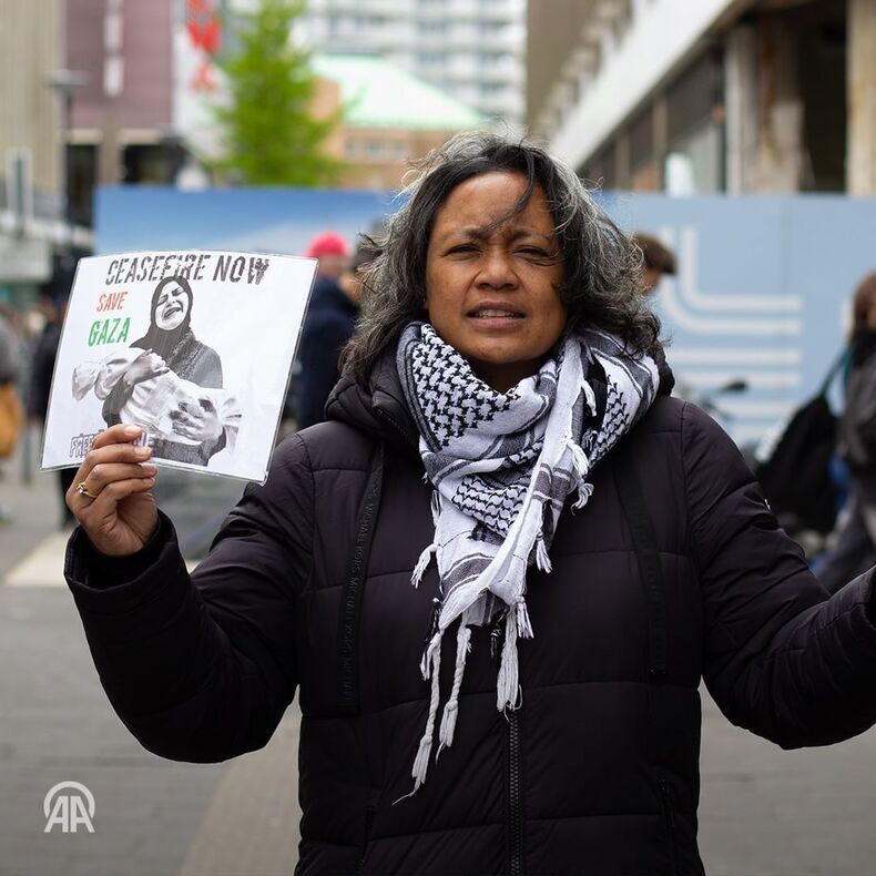 Demonstration von Palästina-Anhängern vor McDonald's-Filialen in den Niederlanden + Fotos