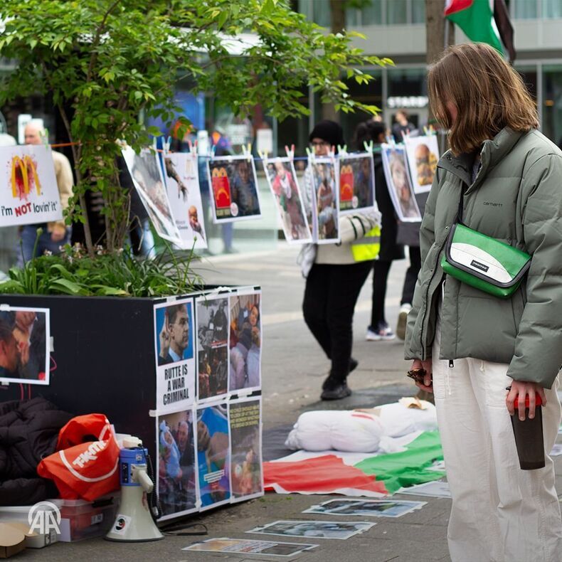Demonstration von Palästina-Anhängern vor McDonald's-Filialen in den Niederlanden + Fotos