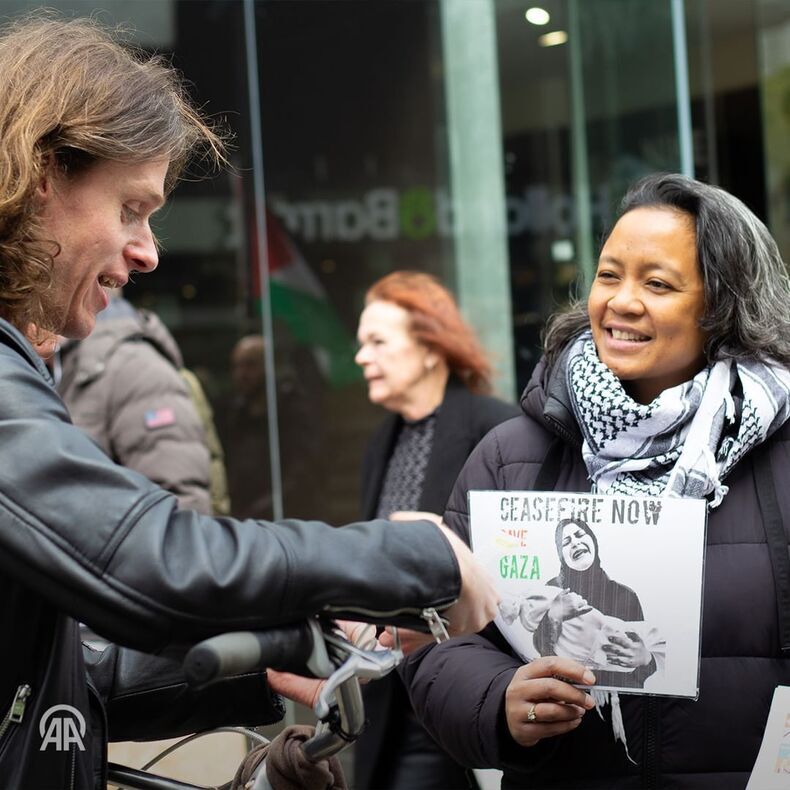 Demonstration von Palästina-Anhängern vor McDonald's-Filialen in den Niederlanden + Fotos