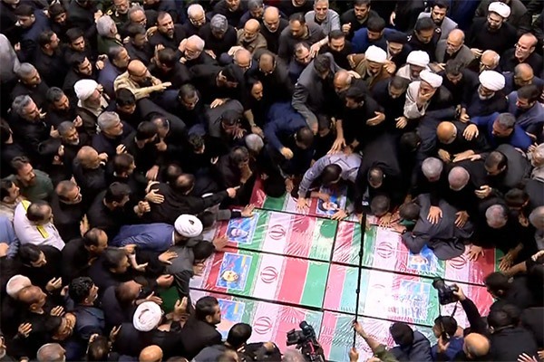 Oberhaupt der islamischen Republik leitete das Totengebet für den verstorbenen Präsidenten und seiner begleitenden Delegation