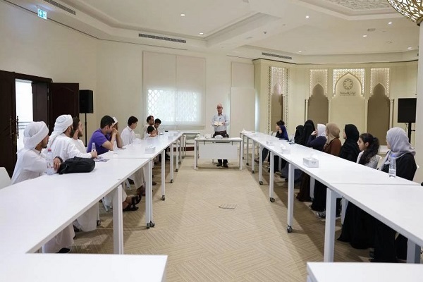 Wissenschaftliche Schulung zur Restaurierung von Manuskripten bei Koran-Versammlung in Sharjah +  Fotos