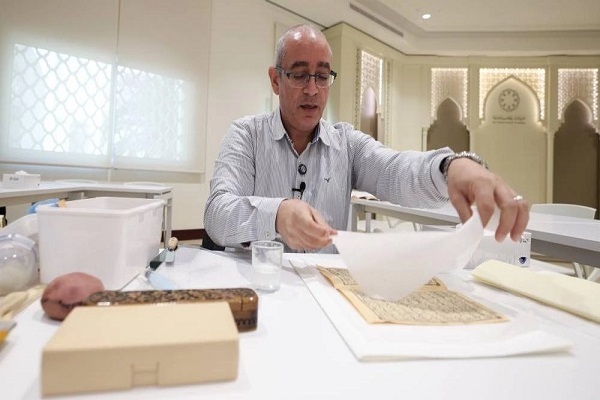 Wissenschaftliche Schulung zur Restaurierung von Manuskripten bei Koran-Versammlung in Sharjah +  Fotos
