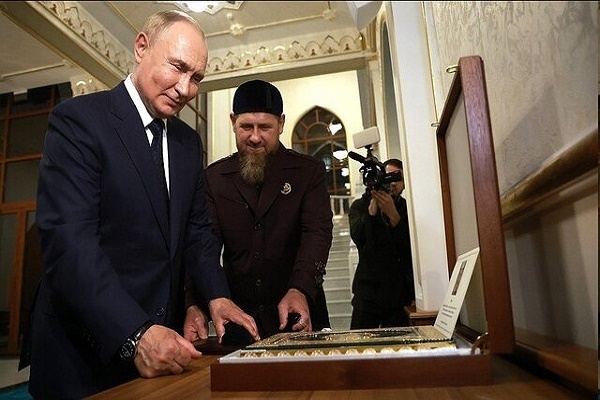 Putins Hommage an den Koran in einer Moschee in Tschetschenien + Video und Fotos