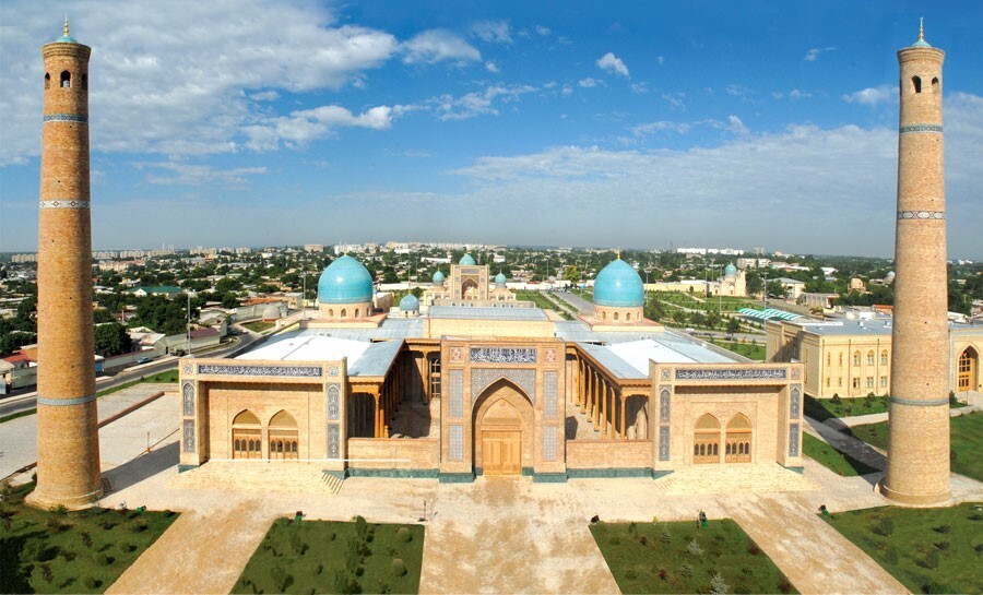 Kurzer Blick auf Gebäude des Komplexes «Hadrat Imam» in Taschkent + Fotos
