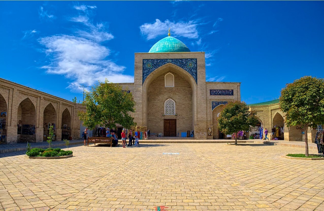 Kurzer Blick auf Gebäude des Komplexes «Hadrat Imam» in Taschkent + Fotos
