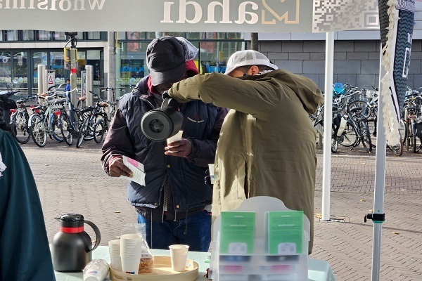 Globale Kampagne zur Vorstellung von Imam Mahdi (a.s.) erreichte die Niederlande + Video Globale Kampagne zur Vorstellung von Imam Mahdi (a.s.) erreichte die Niederlande + Video