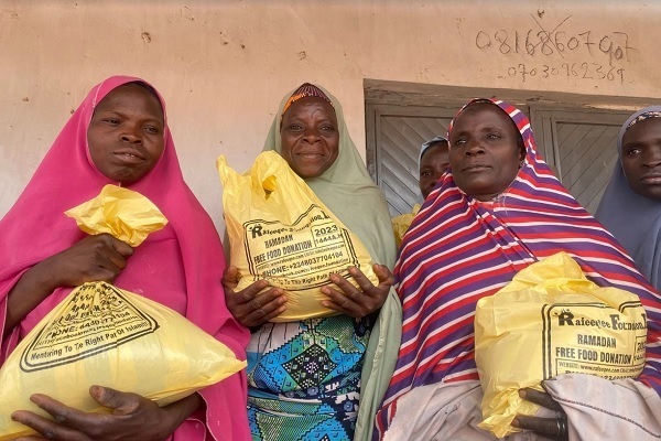 Nigerianischer Empfang Bedürftiger durch Wohlhabende mit Iftar-Tafeln
