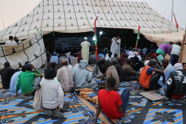 Menschen in Mauretanien halten sich an islamische Monat-Ramadan-Traditionen