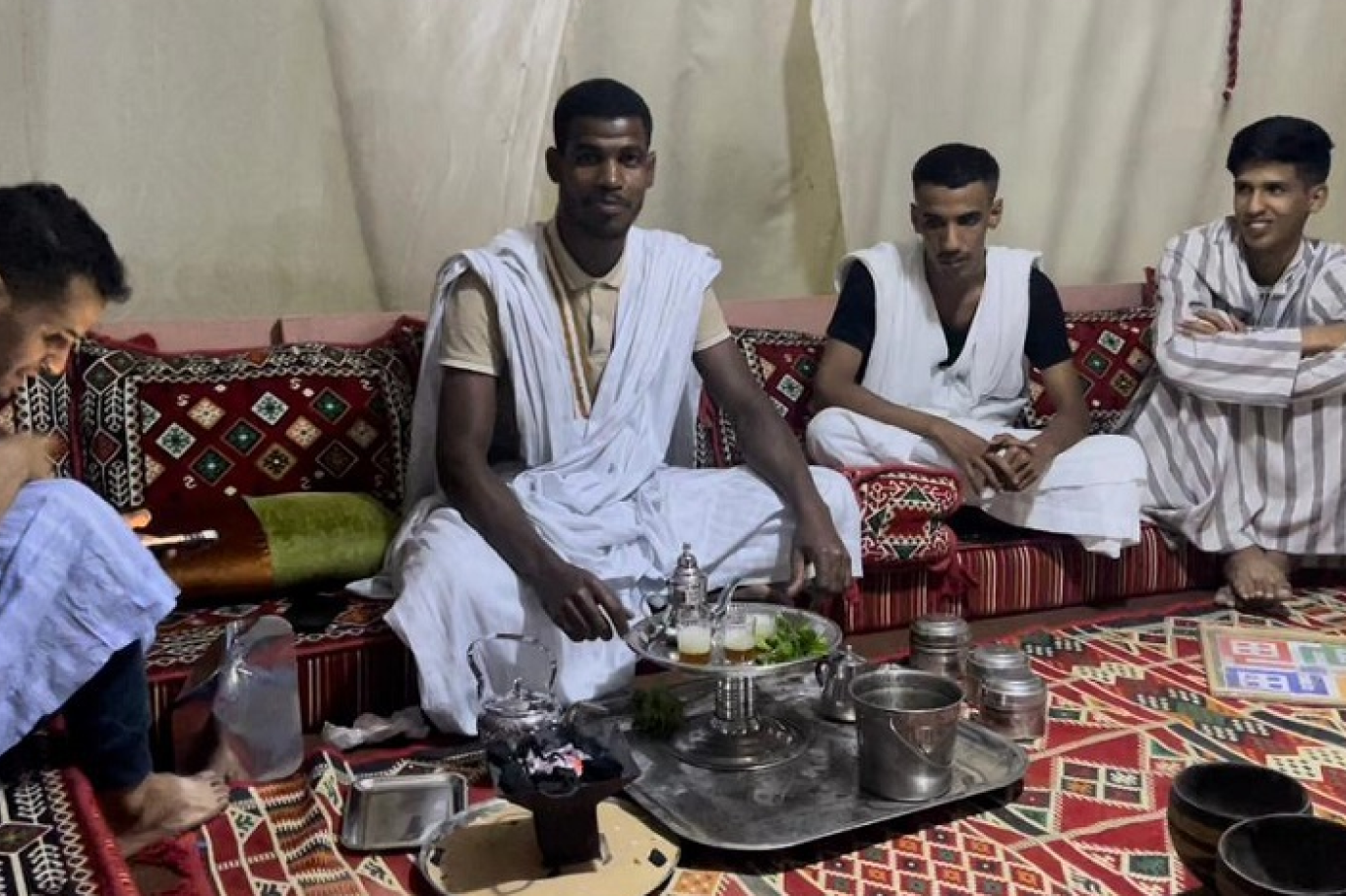 Menschen in Mauretanien halten sich an islamische Monat-Ramadan-Traditionen