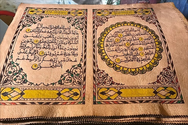 Künstlerische Kreativität des behinderten marokkanischen Künstlers beim Schreiben des Korans auf Ziegenhaut