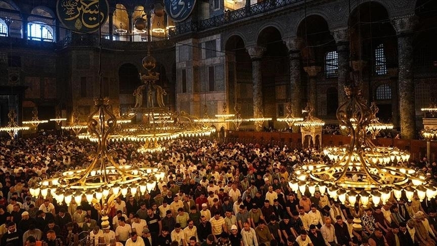 Muslime in der Türkei, Aserbaidschan und Deutschland waren zu Eid al-Adha anwensend