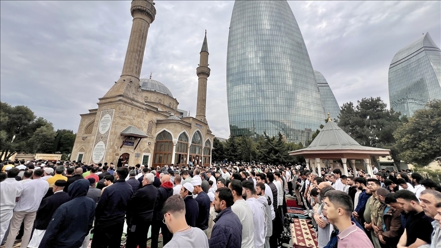 Muslime in der Türkei, Aserbaidschan und Deutschland waren zu Eid al-Adha anwensend
